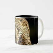 Leopard auf dem Hügel Zweifarbige Tasse (VorderseiteRechts)