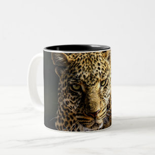 Leopard auf dem Hügel Zweifarbige Tasse