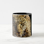 Leopard auf dem Hügel Zweifarbige Tasse (Mittel)