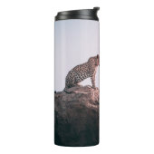 LEOPARD AUF DER HÖHE DES BERGES THERMOSBECHER (Nach links gedreht)