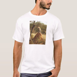 Leopard auf Termite-Hügel in Namibia T-Shirt