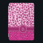 Leopard-Aufdruck rosa Monogramm-Umschlag iPad Mini Hülle<br><div class="desc">Ein einzigartiger Leopardruckskoffer in hellrosa und kontrastierenden hellrosa Farbtönen. Ein perfektes Geschenk für ein Teenager oder eine modische Frau. Personalisieren Sie diesen Artikel mit der ersten Ihrer Wahl. Dieses Beispiel lautet: B. Dieser ursprüngliche Fall wurde von Sarah Trett entworfen.</div>