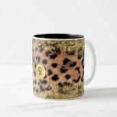 Leopard Cheetah Animal Print Gold Glitzer Monogram Zweifarbige Tasse (VorderseiteRechts)