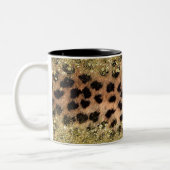 Leopard Cheetah Animal Print Gold Glitzer Monogram Zweifarbige Tasse (Links)