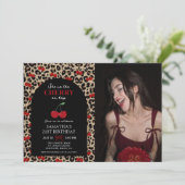 Leopard Cheetah Cherry On Top Birthday Photo Einladung (Stehend Vorderseite)