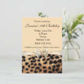Leopard Cheetah Print White Bow Glam Einladung (Stehend Vorderseite)