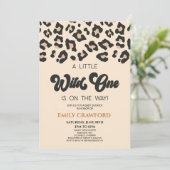 Leopard Cheetah Print Wild One Baby Dusche Einladung (Stehend Vorderseite)