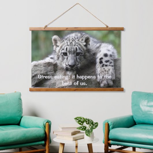 Leopard, der Sie von einem Felsgestein aus betrach Wandteppich Mit Holzrahmen (Wohnzimmer)