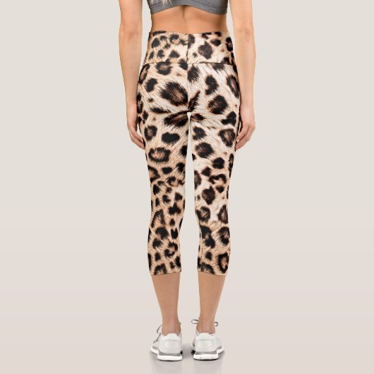 Leopard Design Pattern: Wilde Eleganz. Capri Leggings (Rückseite)