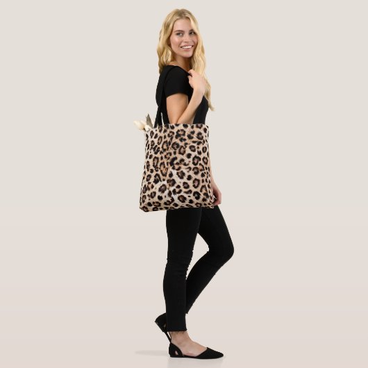Leopard Design Pattern: Wilde Eleganz. Tasche (Am Model)