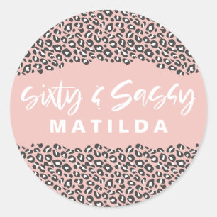 Leopard drucken sechzig und sassy 60. Geburtstag p Runder Aufkleber