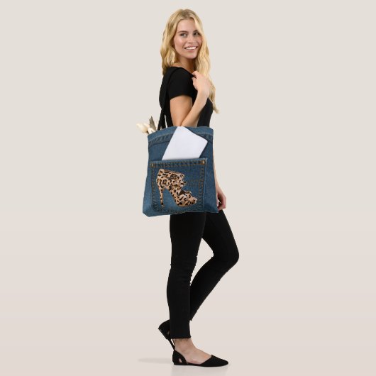Leopard-hoher Absatz u. blaue Jean-Muster-Tasche Tasche (Am Model)