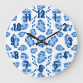Leopard Ikat in Blue Porcelain Große Wanduhr
