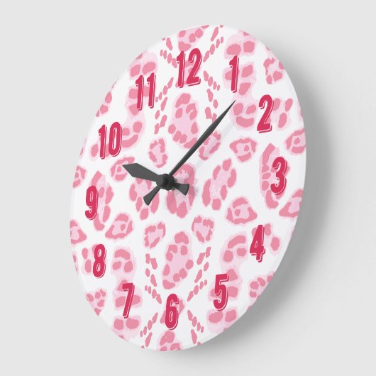 Leopard Ikat in Pink Große Wanduhr (Winkel)