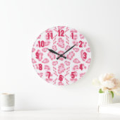 Leopard Ikat in Rosa Große Wanduhr (Zuhause)
