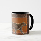 Leopard im orangefarbenen und braunen Hintergrund Tasse (VorderseiteRechts)