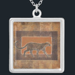 Leopard im orangefarbenen und braunen Hintergrund Versilberte Kette<br><div class="desc">Norman Wyatt verfügt über eine phantastische Kunstsammlung,  die die Schönheit der Tiere feststellt. Der Hintergrund ist afrikanisch geprägt,  mit scharfen Orangen und Braun,  und das zeichn eines Leoparden fügt sich perfekt in das Bild ein. Genießen Sie die schönste Natur mit diesem Bild heute.</div>