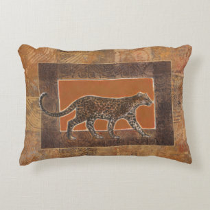 Leopard im orangefarbenen und braunen Hintergrund Zierkissen