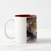 Leopard in der Erholung Zweifarbige Tasse (Links)