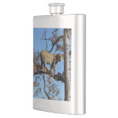 Leopard in einem Baum in Afrika Flachmann (Links)