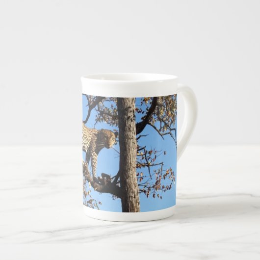Leopard in einem Baum in Afrika Porzellantasse (Vorderseite Rechts)
