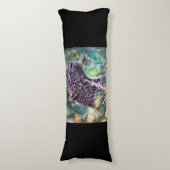 Leopard in einem sonnigen Dschungel Seitenschläferkissen (Vorderseite Vertikal)