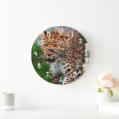 Leopard in freier Wildbahn Große Wanduhr (Zuhause)