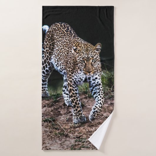 LEOPARD LÄUFT IN FREIER WILDBAHN BADEHANDTUCH (Badehandtuch)