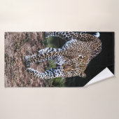 LEOPARD LÄUFT IN FREIER WILDBAHN BADEHANDTUCH (Badehandtuch)