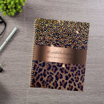 Leopard Muster braun schwarze Bronze 2024 Planer<br><div class="desc">Elegant, cool, glamourös und feminin mit braunem, goldfarbenem und schwarzem Leopardenmuster, mit goldenen Konfetti dekoriert. Personalisieren Sie Ihren Namen und fügen Sie ihn hinzu. Ein großes Imitat bronze metallisch aussehend Band. Vorlage für ein Jahr, schwarze Buchstaben. Der Name ist mit einem modernen handgeschriebenen Stilskript geschrieben. Ideal für Unternehmerinnen, Make-up Künstler,...</div>