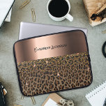 Leopard Muster braun schwarze Bronze Metallic Name Laptopschutzhülle<br><div class="desc">Elegant,  glamourös und feminin mit braunem und schwarzem Leopardenmuster,  mit goldenen Konfetti dekoriert. Vorlage für Ihren Namen,  schwarzer handgeschriebener Text. Ein großes Imitat bronze metallisch aussehend Band.</div>
