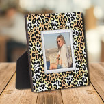 Leopard Muster Frameless Foto Easel Back Fotoplatte<br><div class="desc">Ein Leopardenmuster, das in der Dimension aussieht, schafft einen wunderschönen Rahmen für Ihr Lieblings-Foto auf dieser Tischplatte mit eingebauter Masel. Das Bild wird direkt auf die Hartplatine gelegt, um ein atemberaubend knuspriges Bild mit einer leicht abwischbaren, sauberen Oberfläche zu erhalten. Gut als Geschenk oder um Ihr Lieblings-Foto in Ihrer Zuhause...</div>