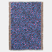 Leopard Muster in Raspberry auf Electric Blue Decke (Vorderseite Vertikal)
