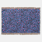 Leopard Muster in Raspberry auf Electric Blue Decke (Vorderseite)