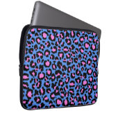 Leopard Muster in Raspberry auf Electric Blue Laptopschutzhülle (Vorne Rechts)