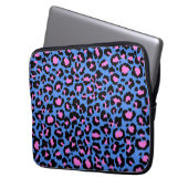 Leopard Muster in Raspberry auf Electric Blue Laptopschutzhülle (Vorderseite Links)