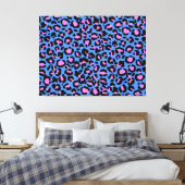 Leopard Muster in Raspberry auf Electric Blue Leinwanddruck (Insitu (Schlafzimmer))