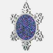 Leopard Muster in Raspberry auf Electric Blue Schneeflocken Zinn-Ornament (Rechts)