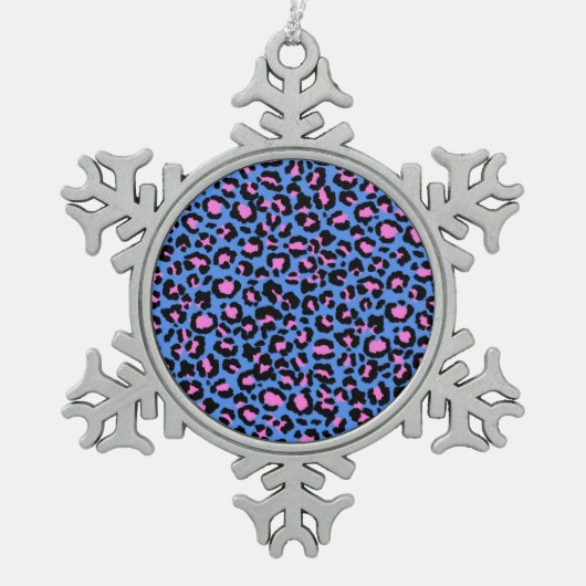 Leopard Muster in Raspberry auf Electric Blue Schneeflocken Zinn-Ornament (Vorderseite)