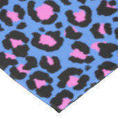 Leopard Muster in Raspberry auf Electric Blue Tischdecke (Schrägansicht)