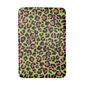 Leopard Muster in Raspberry auf Lime Green Badematte (Vorderseite Vertikal)