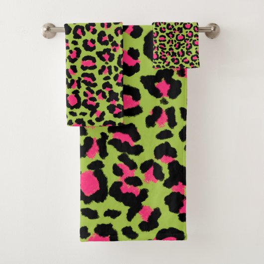 Leopard Muster in Raspberry auf Lime Green Badhandtuch Set (Insitu)