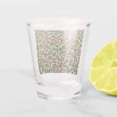 Leopard Muster in Raspberry auf Lime Green Schnapsglas (Rückseite)