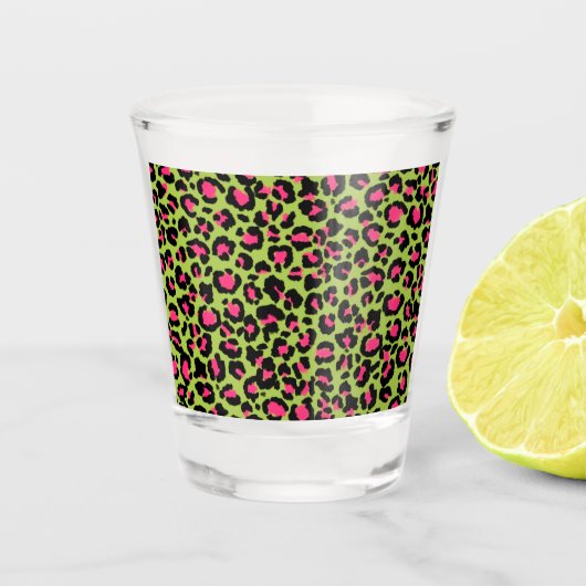 Leopard Muster in Raspberry auf Lime Green Schnapsglas (Vorderseite)
