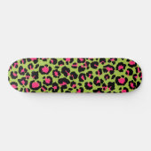 Leopard Muster in Raspberry auf Lime Green Skateboard (Horizontal)