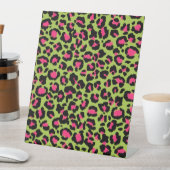 Leopard Muster in Raspberry auf Lime Green Sockelschild (In Situ)