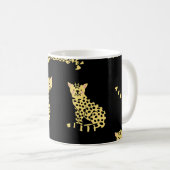 Leopard-Muster: Schwarzer Hintergrund Gepard Kaffeetasse (VorderseiteRechts)