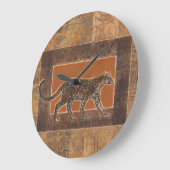 Leopard on Orange and Brown Background Große Wanduhr (Winkel)