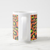 Leopard Orange und Gelb Monogramm Jumbo-Tasse (Rückseite)