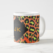 Leopard Orange und Gelb Monogramm Jumbo-Tasse (Vorderseite Rechts)